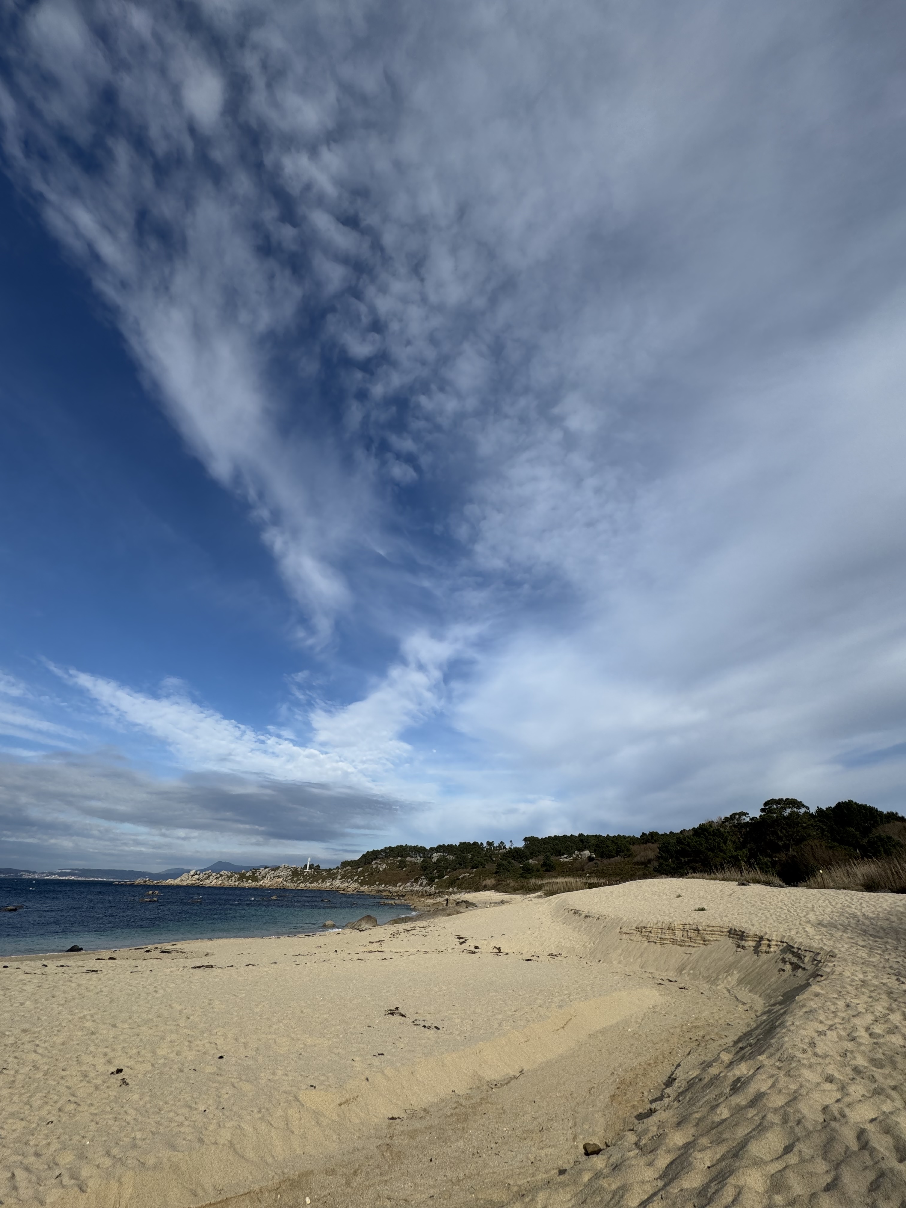 Playa de San Vicente en las Rías Baixas, arena blanca y agua atlántica
