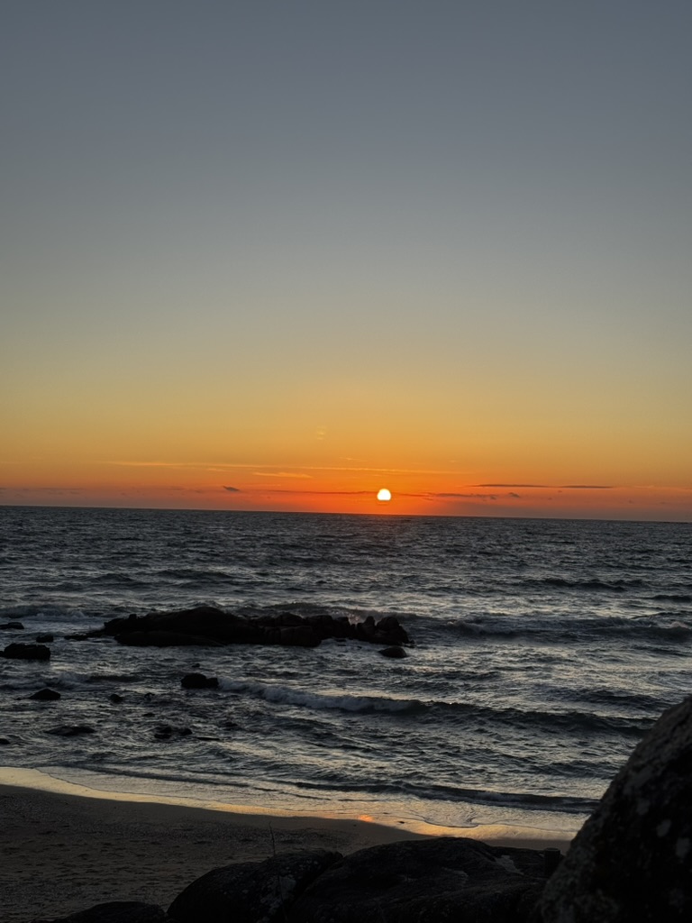 Atardecer atlántico desde la ría de Pontevedra, cielo encendido sobre el agua