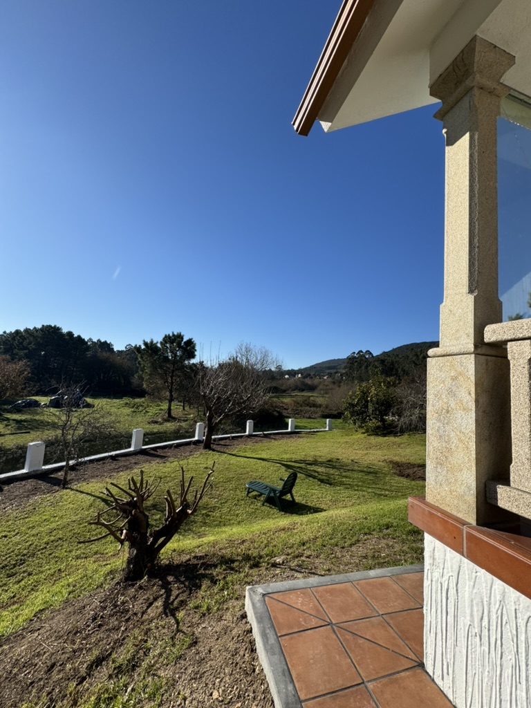 Terraza de Enriba Do Portal con vistas abiertas al campo gallego
